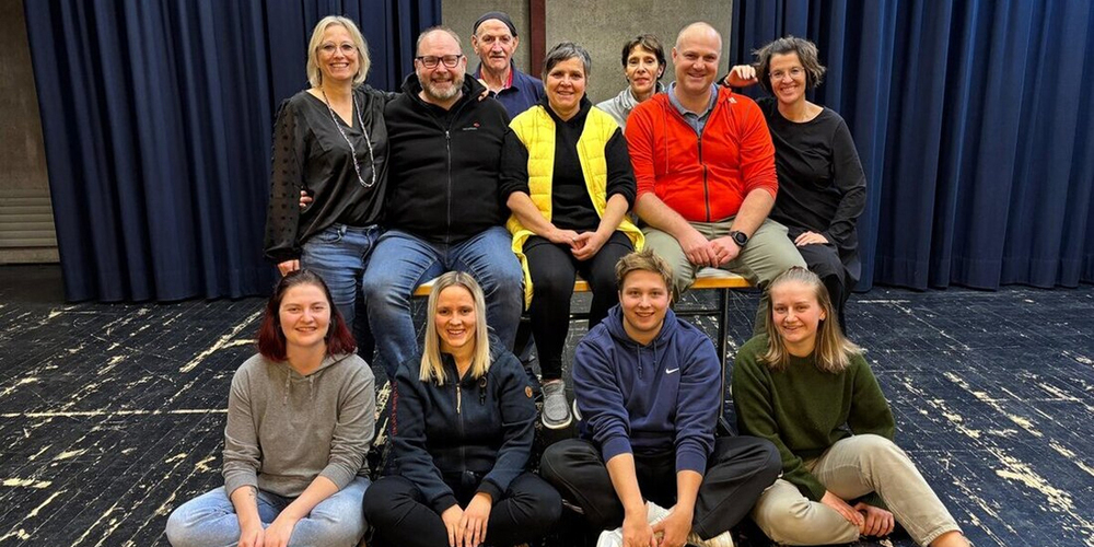 Proben laufen: Die Souffleuse (Elsbeth Schnider) hat noch den einen oder anderen Einsatz – aber bald ist die Theatercrew bereit, zu zeigen, wie textsicher alle sind. 