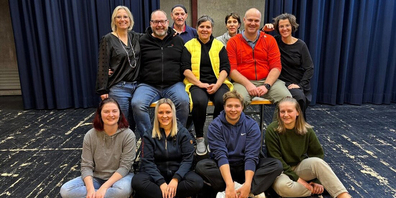 Proben laufen: Die Souffleuse (Elsbeth Schnider) hat noch den einen oder anderen Einsatz – aber bald ist die Theatercrew bereit, zu zeigen, wie textsicher alle sind. 