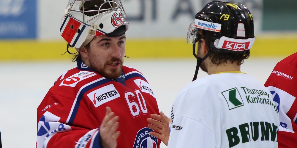 Goalie Melvin Nyffeler (l.) in seiner ersten Lakers-Saison 2015/2016, damals in der Nationalliga B nach einem Spiel gegen den HC Thurgau. (Archivbild)