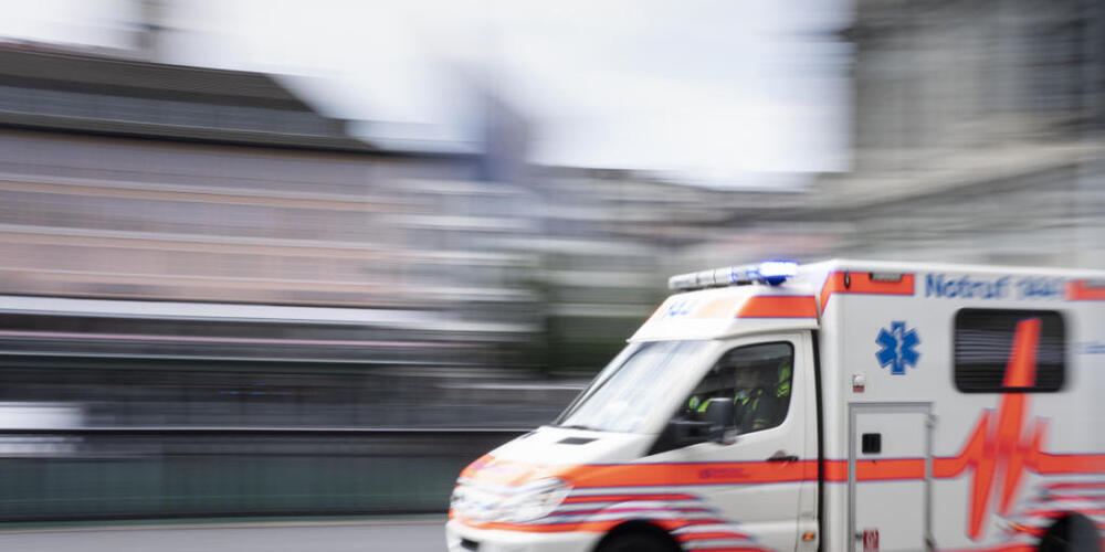 Eine 92-jährige Frau stürzte am Donnerstag unter ungeklärten Umständen beim Bahnhof Schwerzenbach. Sie wurde schwer verletzt in ein Spital gebracht. (Symbolbild)