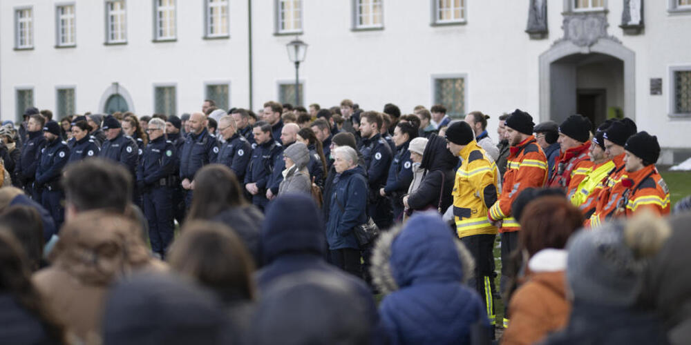 Am nationalen Gedenktag für die Opfer der Brandkatastrophe versammelten sich am Freitag auf dem Klosterhof in St. Gallen mehrere hundert Personen.