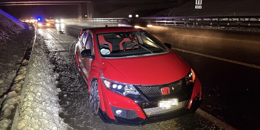 Beim Fahrstreifenwechsel auf der A15 in Neuhaus kam dieses Auto ins Schleudern und crashte mit einem Lastwagen und der Leitplanke.