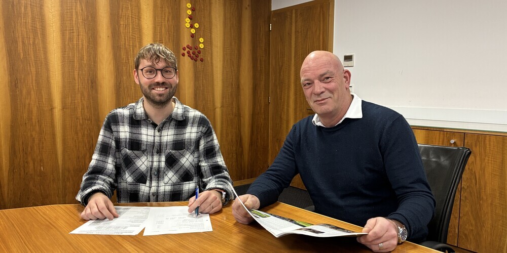 Steuersekretär André Thalmann und Gemeindepräsident Rolf Huber besprechen das positive Ergebnis 2025.
