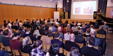 Voller Saal im Pfarreizentrum Heilig Geist beim traditionellen Unternehmerapéro.