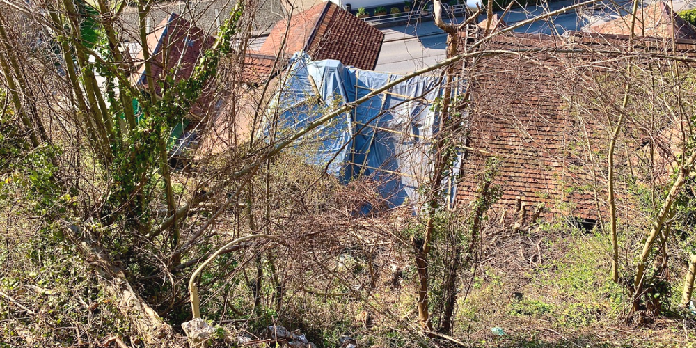Hier donnerte der 6-Tonnen-Brocken auf die Hausdächer in Weesen.