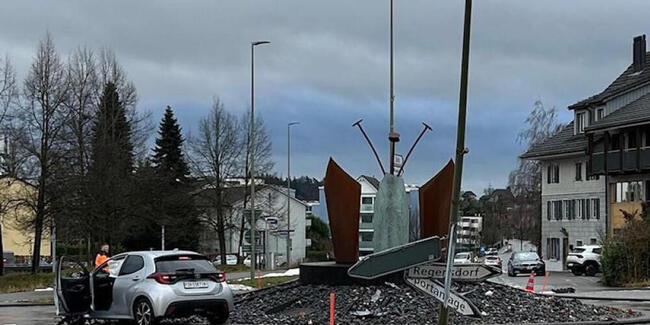 Ein 80-jähriger Lenker verunfallte am Freitag in Rümlang. Ein weggeschleuderter Inselschutzpfosten verletzte dabei ein 12-jähriges Mädchen.