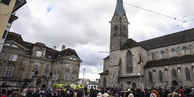 Hunderte Menschen gedachten der Opfer der Brandkatastrophe in Crans-Montana am Freitag auf dem Zürcher Münsterhof.