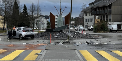 Inselschutzpfosten trifft Schülerin