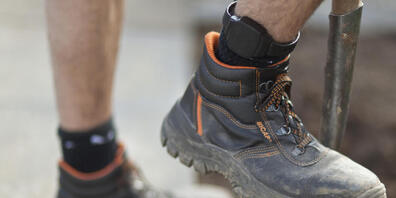 Die Aargauer FDP wollte erreichen, das straffällige Asylsuchende Fussfesseln oder Peilsender tragen müssen. Das ist rechtlich nicht zulässig, wie der Regierungsrat in einem vom Parlament geforderten Bericht festhält. (Symbolbild)