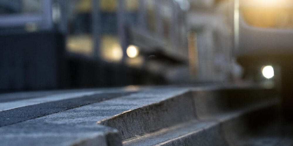 Randsteine des Typs «Zürich Bord» geraten in der Stadt Zürich in die Kritik. Gemäss bürgerlichen Politikern hätte es eine günstigere Lösung gegeben.