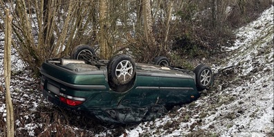 Das Auto kam nach der Kollision mit einem Baum auf dem Dach liegend zum Stillstand.