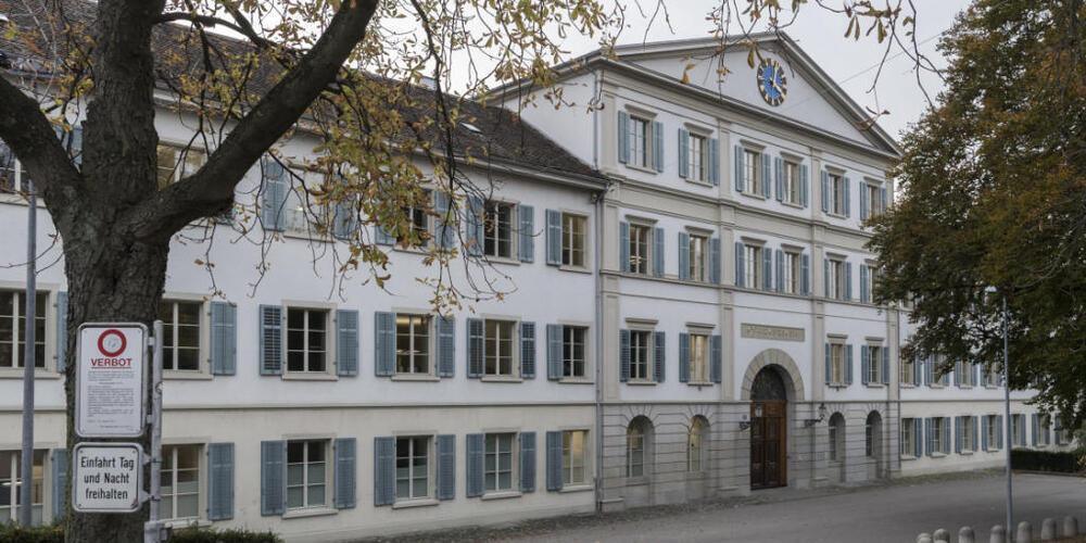 Ein Zürcher Stadtpolizist soll eine Angabe in einem Telefonprotokoll gefälscht haben. Damit habe er einem Beteiligten in einem Zuhälterei-Fall schaden wollen, so die Anklage. (Archivbild)