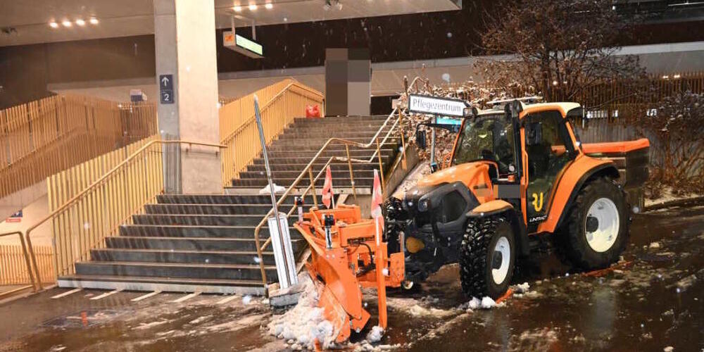 In Rapperswil-Jona geriet ein Motorkarren bei Schneeräumungsarbeiten ins Rutschen und erfasste ein 6-jähriges Mädchen am Strassenrand.