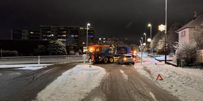 Vor dieser Verzweigung in Rothrist konnte ein Lenker nicht bremsen und prallte deshalb in einen Lastwagen.