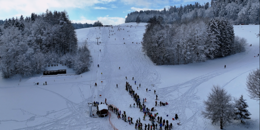 In Regensberg herrscht tiefer Winter: Ab 10 Uhr ist der Skilift am 11.1. geöffnet