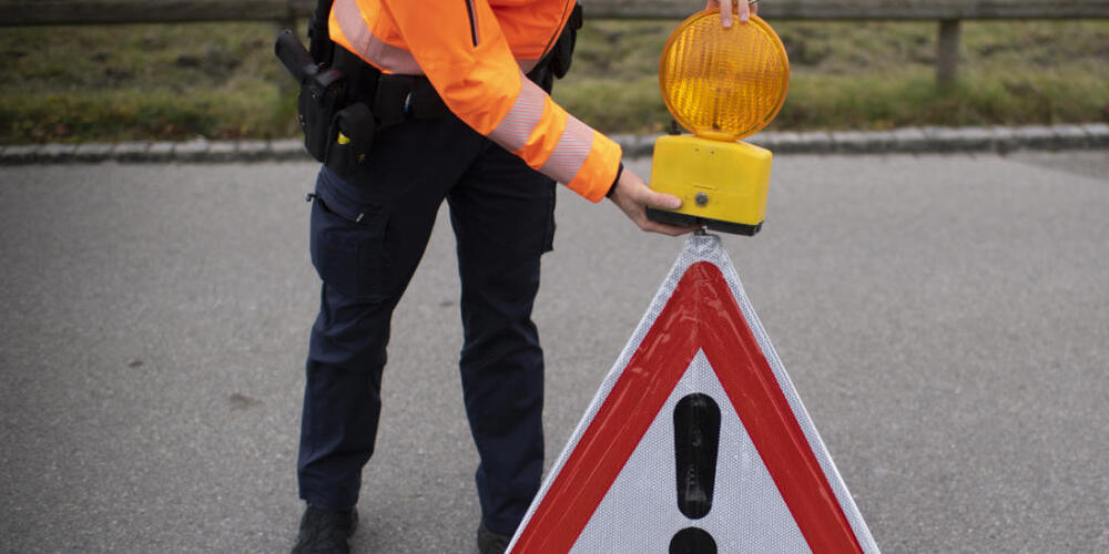 Ein 35-Jähriger flüchtete am Freitag in St. Gallen vor der Polizei, verunfallte und widersetzte sich der Verhaftung. (Symbolbild)