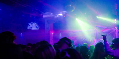 Ausgelassenes Feiern gehört im Zürcher Nachtleben dazu. Laut Lokalbetreibern kontrollieren die Behörden regelmässig. (Symbolbild)