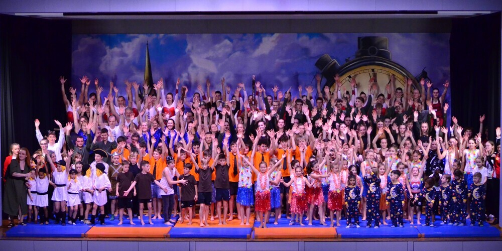 Mit viel Humor und Bewegung bringt das Schauturnen des STV Kriessern ein Dorfgerücht auf die Bühne.