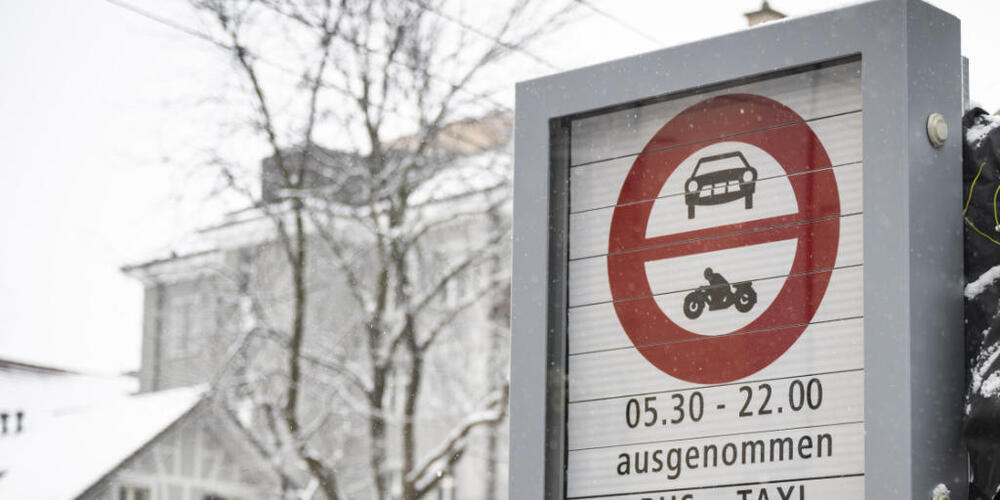 Die neuen Schilder sollen das Fahrverbot an der Langstrasse deutlicher wahrnehmbar machen.