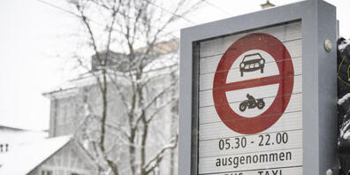 Die neuen Schilder sollen das Fahrverbot an der Langstrasse deutlicher wahrnehmbar machen.