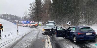 Die Lenkerinnen von zwei Autos mussten am Samstagnachmittag in Morgarten nach einer Frontalkollision ins Spital eingeliefert werden.