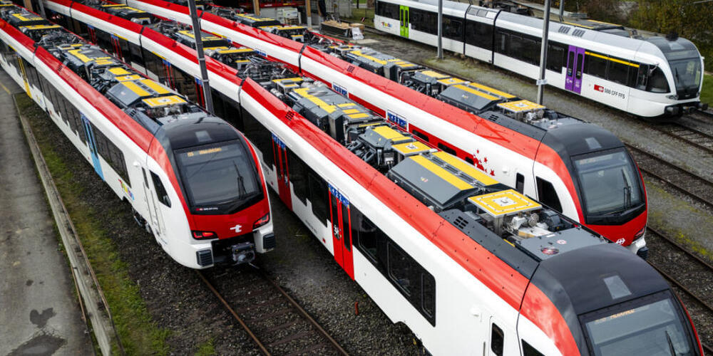Die SBB, Thurbo und RegionAlps beschaffen neue Züge des Typs Flirt Evo. Ein Grossteil der bisherigen Kompositionen von Thurbo (rechts im Bild) gehen via Stadler Rail an die ungarischen Staatsbahnen. (Archivbild)