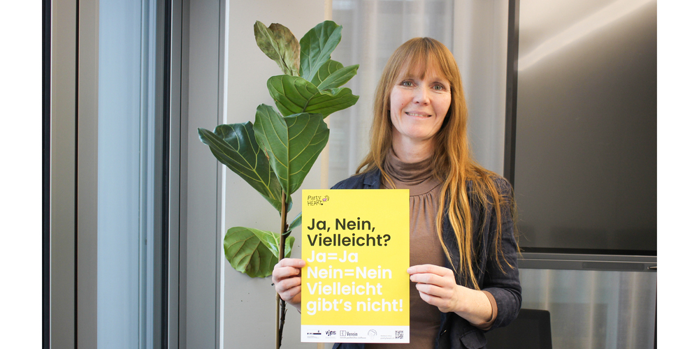 Hanna Vöhringer hält ein Kampagnenplakat hoch, das ein zentrales Anliegen von «PartyHeart» vermittelt: die Wichtigkeit von Konsens. Durch die Kampagne soll das Bewusstsein für respektvolles Verhalten und klare Grenzen beim Ausgehen gestärkt werden.
