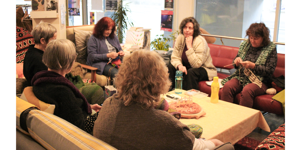 Gemeinsam Zeit verbringen, sich austauschen und sich gegenseitig helfen – so lässt sich ein Mittwochnachmittag im «KULTURLABOR.sh» beim «Freien Stricken» verbringen. Und weil es das erste Treffen im neuen Jahr war, durfte ein selbst gebackener Königskuchen nicht fehlen. 