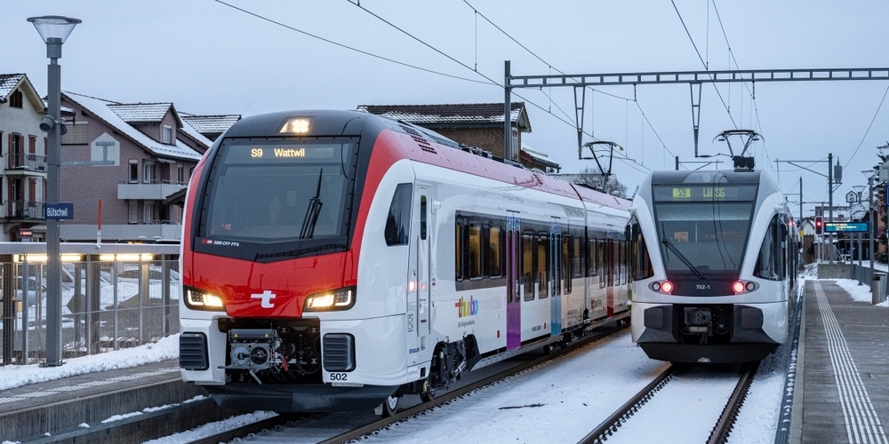 Links die Zukunft, rechts die Gegenwart: In Bütschwil standen sich der Flirt Evo und der GTW bei der Kreuzung gegenüber.