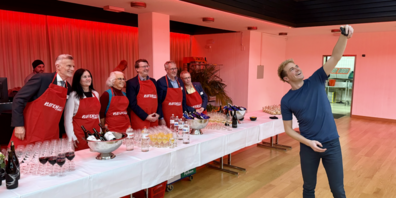 Michael Elsener mit den "servierenden" Stadträtinnen und Stadträte