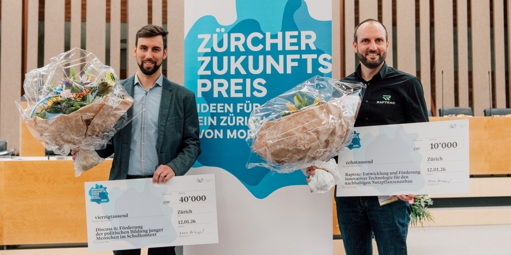 Raffael von Arx (links) von Discuss it nahm im Ratssaal den Hauptpreis entgegen, René Schneebeli von Ratrac den Nebenpreis.