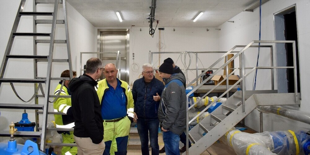 Die Besucher im Austausch auf der Baustelle