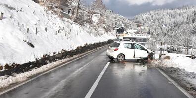 Die Lenkerin dieses Autos war kurz abgelenkt und prallte danach heftig in die Leitplanke.