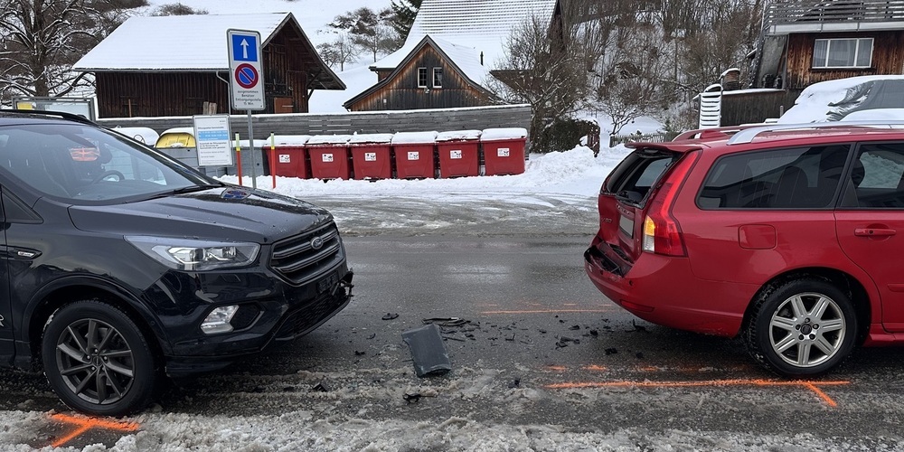 Beide Fahrzeuge wurden im Front- und Heckbereich beschädigt.