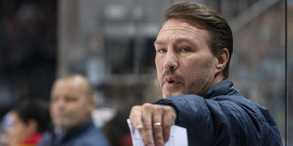 Immer aktiv: Jeff Tomlinson gibt seinen Spielern Anweisungen. (Bild Keystone / Alessandro della Valle)