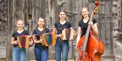Volksmusik-Nachwuchs aus Schänis: «Federigmüet» aus drei Schwyzerörgeli und einem Bass.