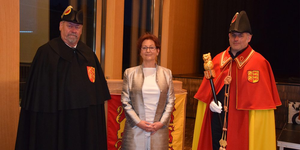 An der Höfner Bezirksgemeinde übergab Bezirksweibel Roland Dreier (l.) den Stab an seinen Nachfolger Thomas von Atzigen. Frau Bezirksammann Yolanda Fumagalli sorgte für einen neuen Mantel in Bezirksfarben.