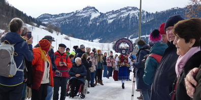Die Zuschauermenge macht in Urnäsch den davoneilenden Silvesterchläusen den Weg frei.