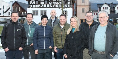 Sie möchten mit der IG Oberriet-Eichenwies etwas bewegen: v.l. Philipp Kluser (Beisitzer), Tobi Schmid (Beisitzer), Anja Baumgartner (Aktuarin), Samuel Hanselmann (Beisitzer), Mario Fritz (Präsident), Jeannine Heeb-Seitz (Kassierin), Markus Zäch (Beisitzer) und Martin Stieger (Vizepräsident) vor der sanierten Burg in Oberriet. 