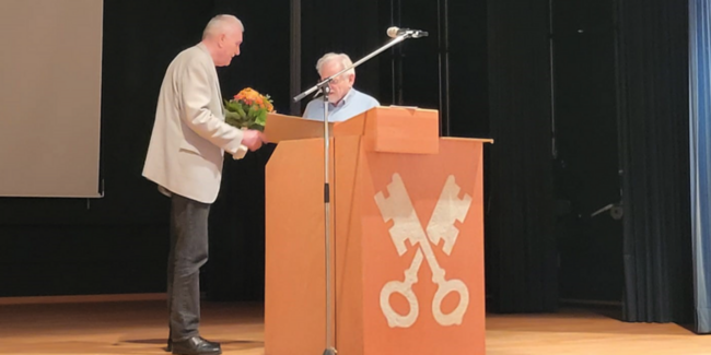 Verleihung des Kulturpreises der Gemeinde Embrach an Hans Baer durch Roland Schildknecht anlässlich des Neujahrsapéros