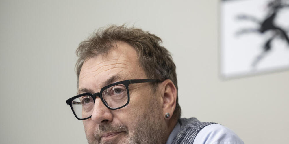 Regierungsrat Peter Peyer (SP) sieht nach der Brandkatastrophe im Wallis keinen Handlungsbedarf bei den Brandschutzvorschriften in Graubünden. (Archivbild)