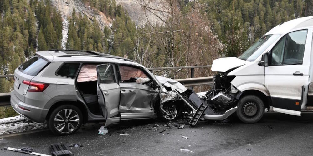 Bei der Frontalkollision verletzten sich drei Personen.