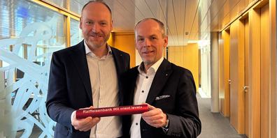 Stabwechsel in der Bankleitung: Beat Bollinger (links) übergibt den Vorsitz an seinen Nachfolger Raffael Eigenmann (rechts).