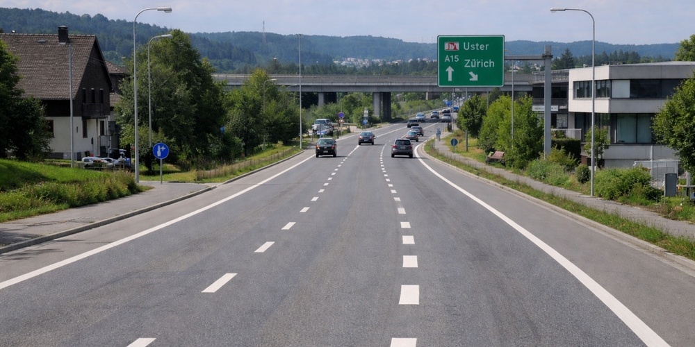 Die Hegnauerstrasse in Volketswil – wichtiger Zubringer zur Oberlandautobahn A15.