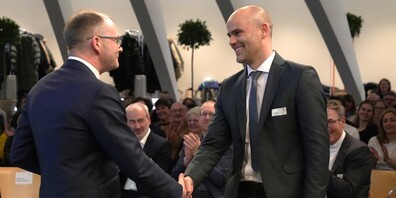 Der neue Administrationsrat David Hutter wird im Rahmen der Jahreseinläute begrüsst.