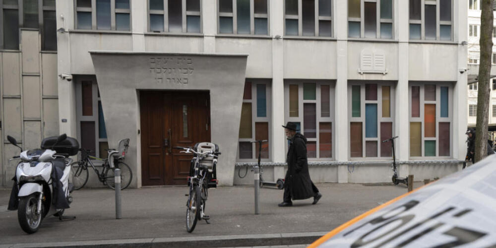Die Stadt Zürich verdoppelt ihren Betrag für den Schutz von Minderheiten von einer auf zwei Millionen Franken. Mit dem Geld wird unter anderem der Schutz für die Synagogen verstärkt. Im Bild die Synagoge Agudas Achim in Wiedikon. (Archivbild)