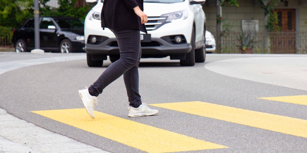 Beim Überqueren der Aubrigstrasse auf einem Zebrastreifen wurde die Fussgängerin von einem Auto erfasst und unbestimmt verletzt. (Symbolbild)