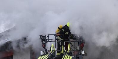 Das Feuer brach im oberen Stock eines Mehrfamilienhauses aus.