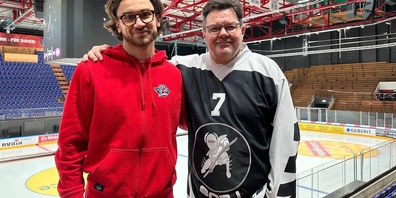 Luca Capaul (l.) verteidigt seit 2023 beim SCRJ, sein Vater Marco Capaul (im Retro-Trikot «Fighter») tat dies von 1995 bis 2006.
