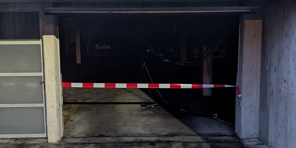 Beim Brand, vermutlich ausgelöst von einem Roller, wurden rund 30 Fahrzeuge beschädigt.